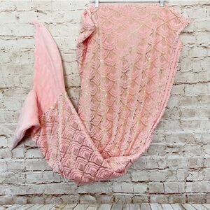 🧜🏼‍♀️ Girls Pink and Gold Mermaid Tail blanket